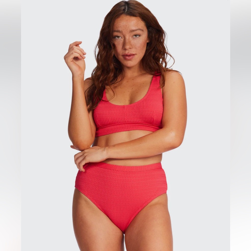 NWT Billabong Chasing Tides Elliot bikini set. Size Medium bottom, Large Top.